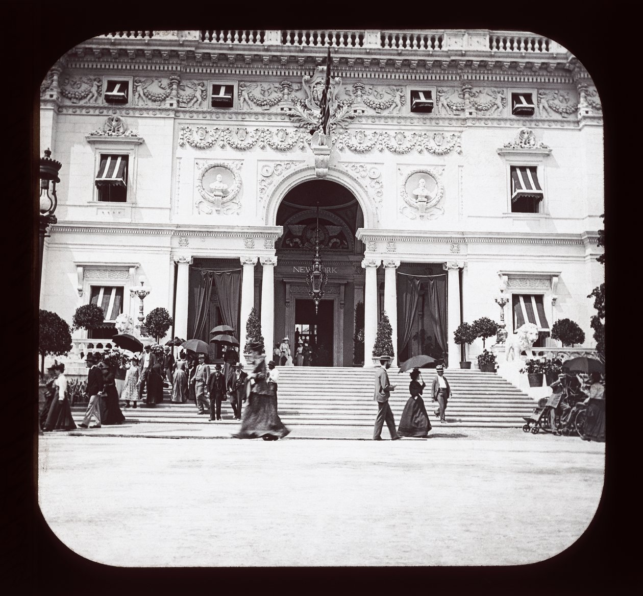 Worlds Columbian Exposition; Transportation Building, Chicago, 1893 (lanternbild) av American Photographer