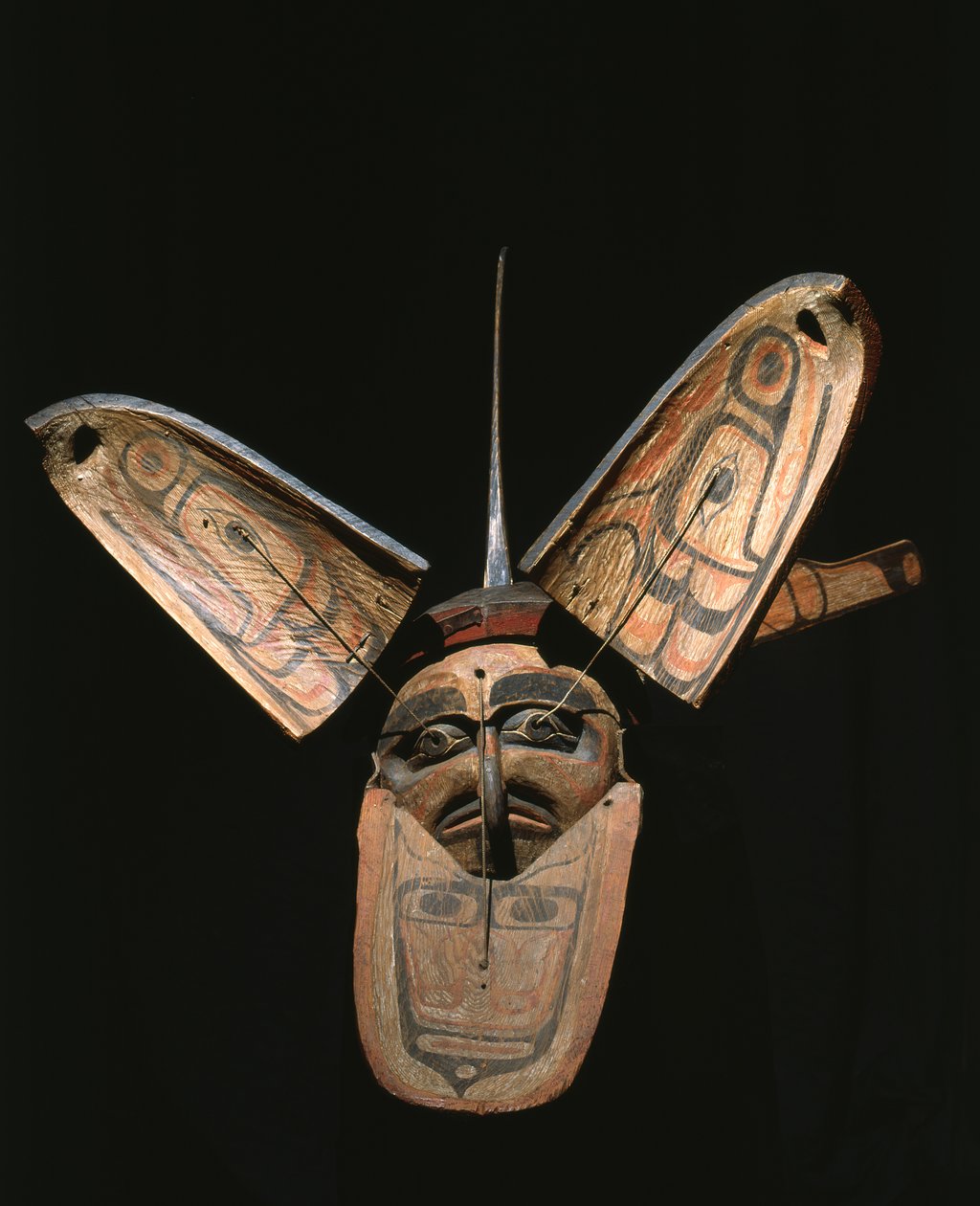 Kwakiutl transformationsmask (polykromt trä) av American School