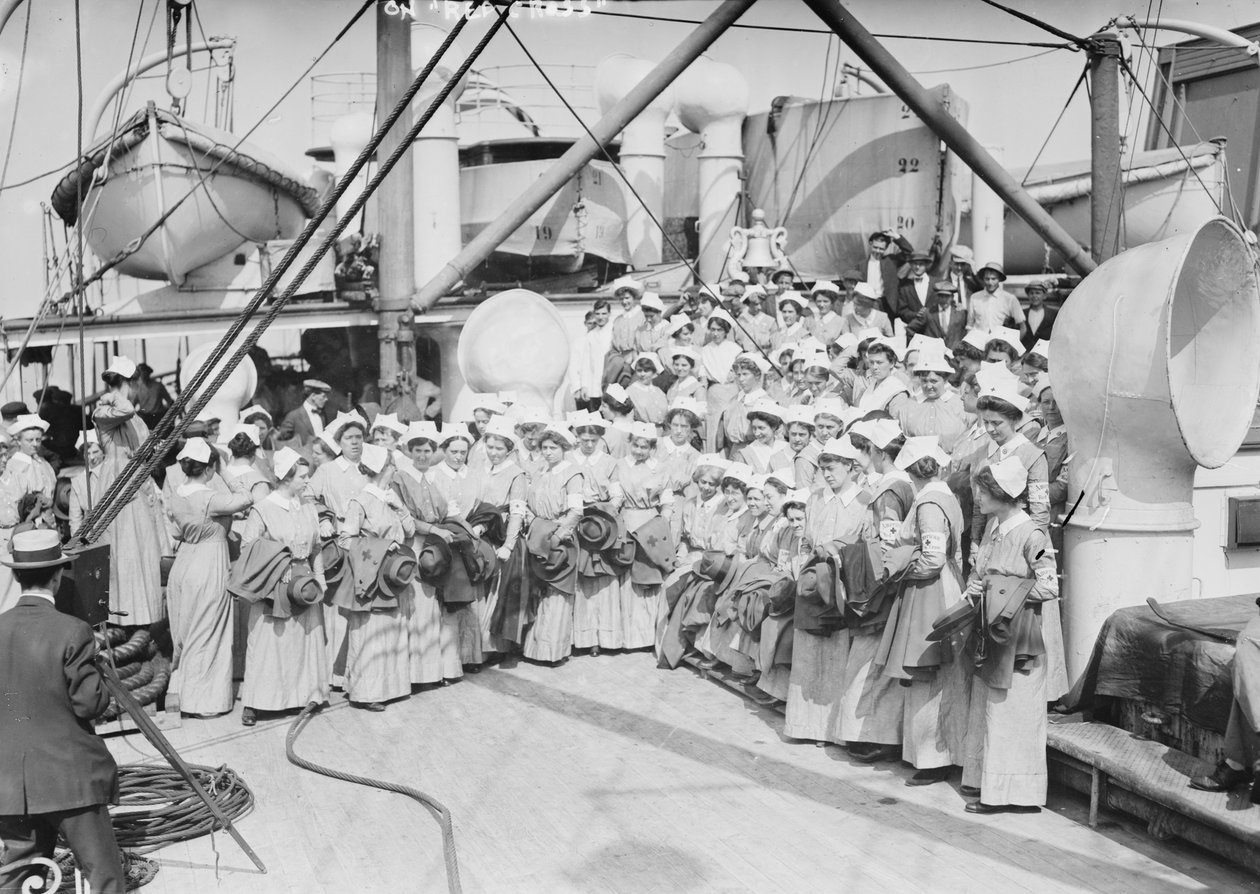 På Röda Korset, 1914 av American Photographer