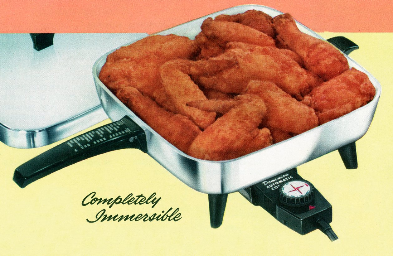 Stek kyckling i en retro elektrisk panna av American School