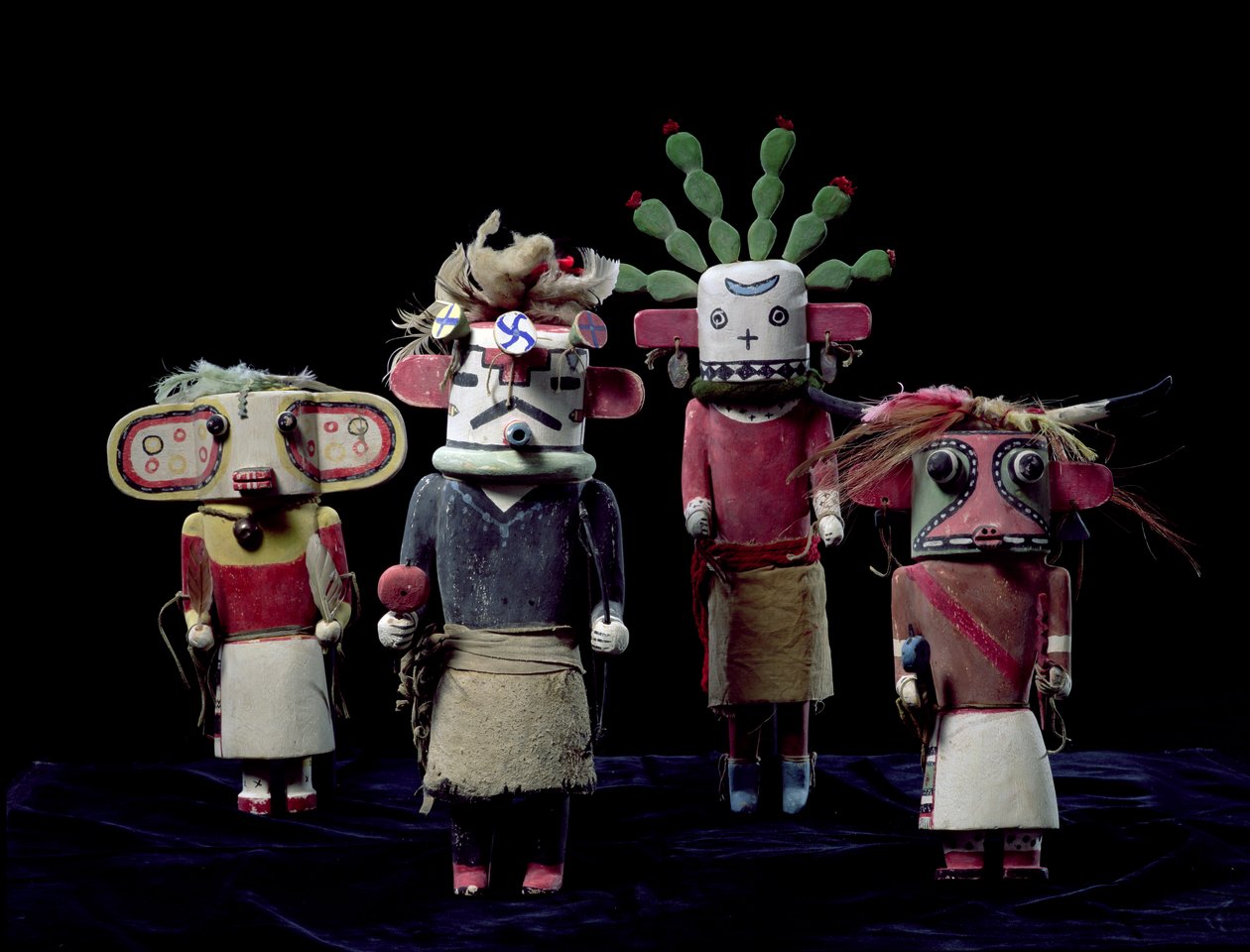 Fyra Kachina dockor av American School