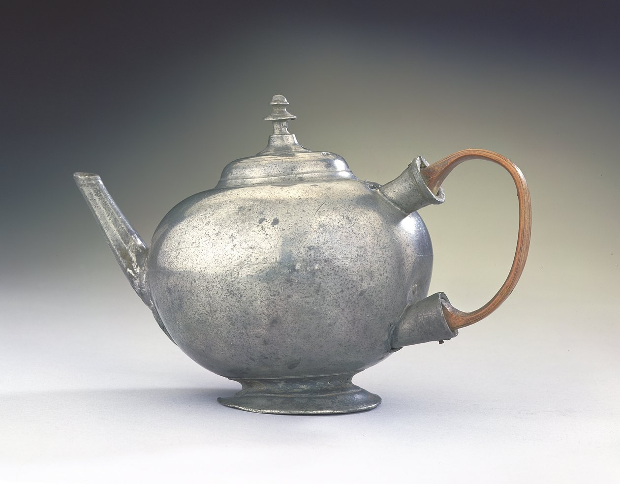 Tekanna, från Boston, Massachusetts, 1740-60 (tenn och trä) av American School