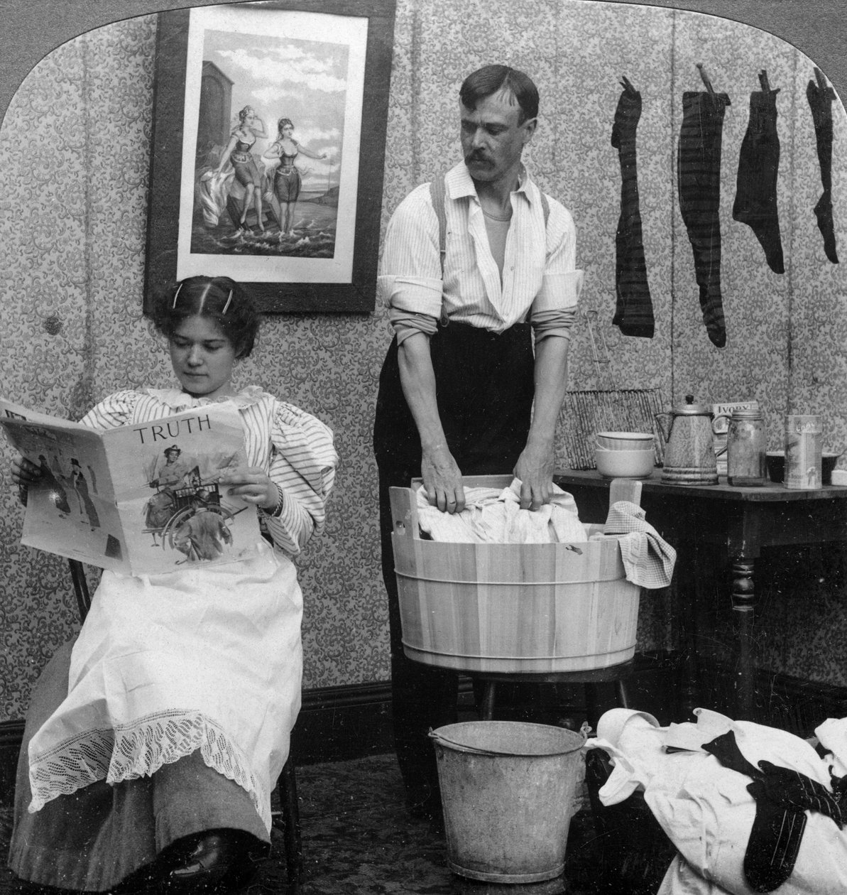 Den nya kvinnan, tvättdagen. av American Stereoscopic Company