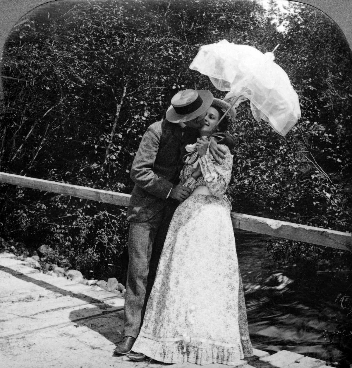 Sommartjejen och hennes älskling. av American Stereoscopic Company