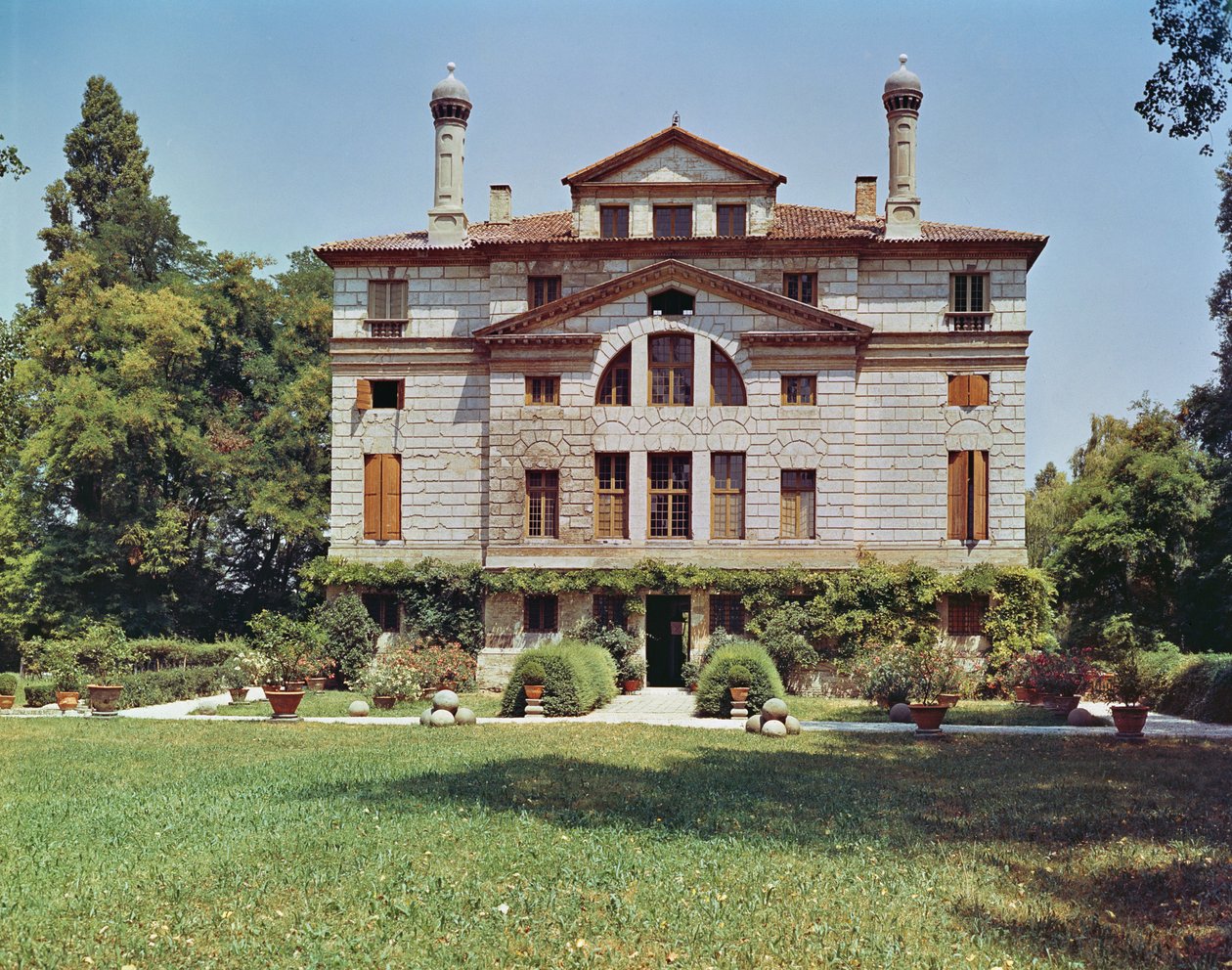 Utsikt över trädgårdsfasaden, byggd 1559-60 av Andrea Palladio