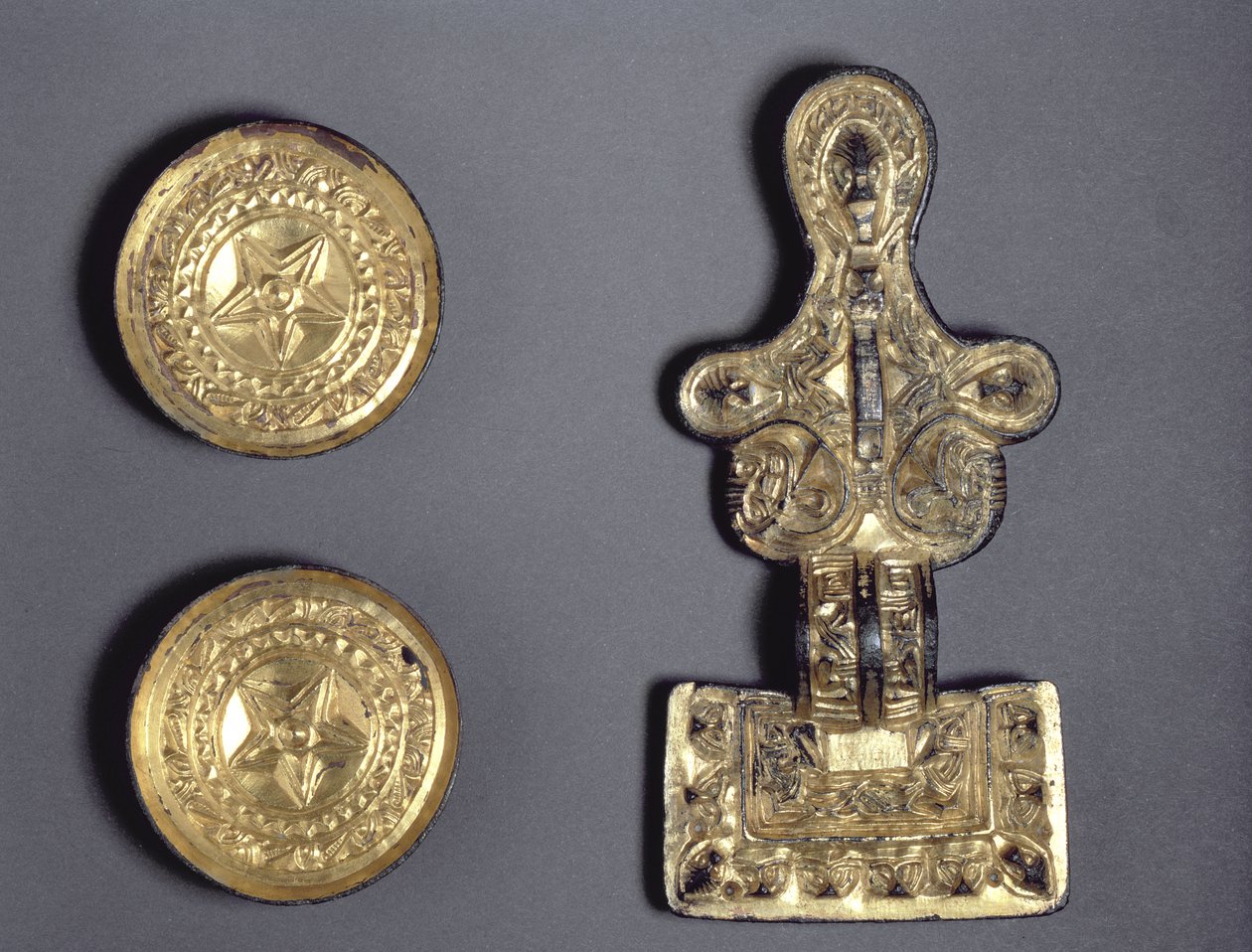 Ett par tefatbroscher och en fyrkantig brosch, hittade i Fairford, Gloucestershire, Anglo-Saxon, 500-600-talet (förgylld kopparlegering) av Anglo Saxon