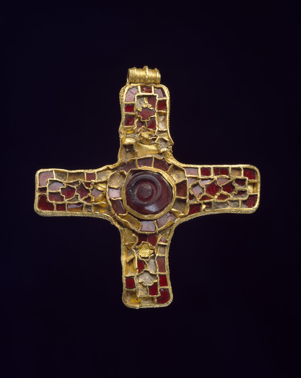 Kors (Holderness Cross) (kalciumkarbonat, granat och guld) av Anglo Saxon