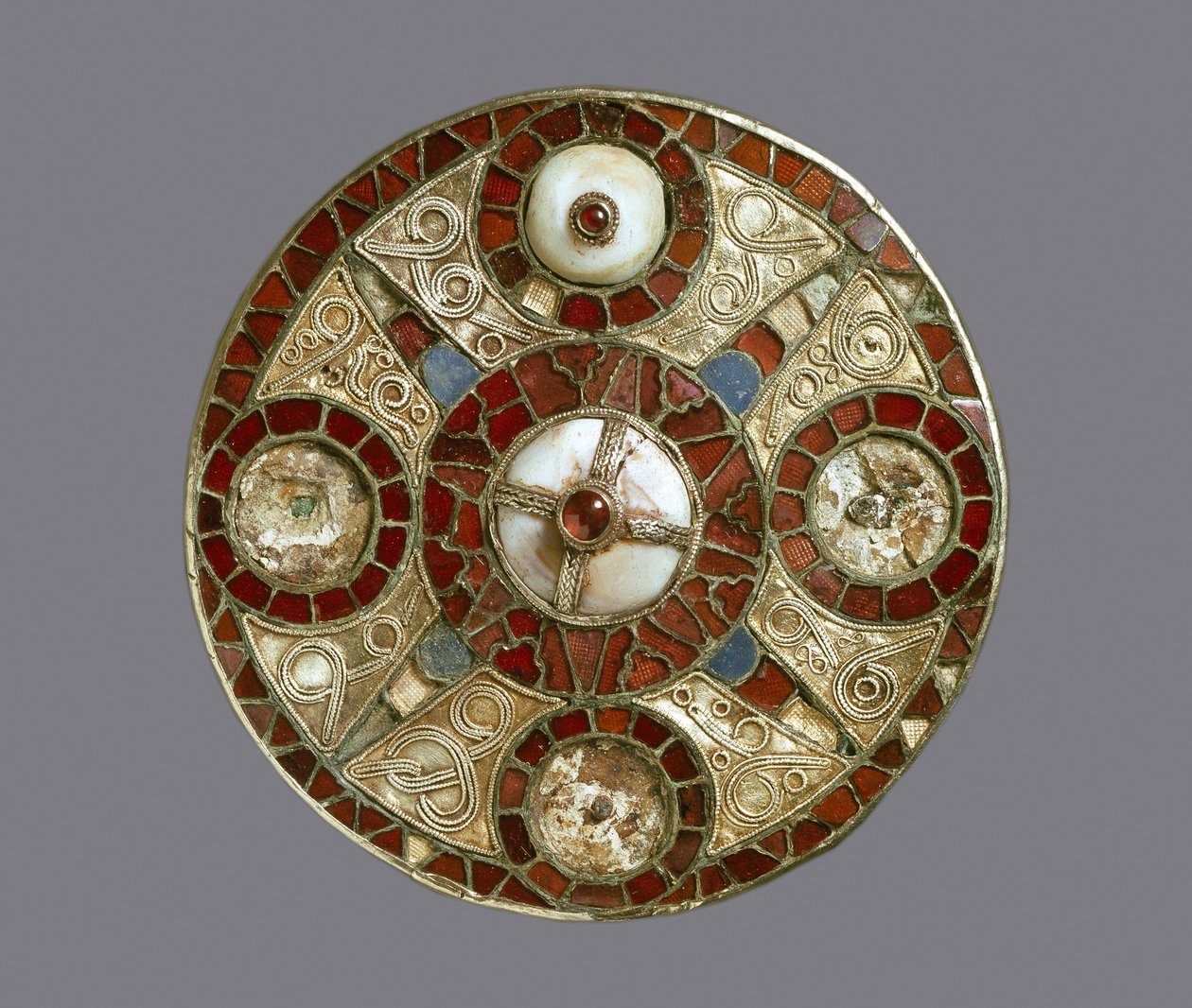 Skivbrosch med juveler, från grav 3 i Monkton, Kent, anglosaxiska (guld med granater och skal) av Anglo Saxon