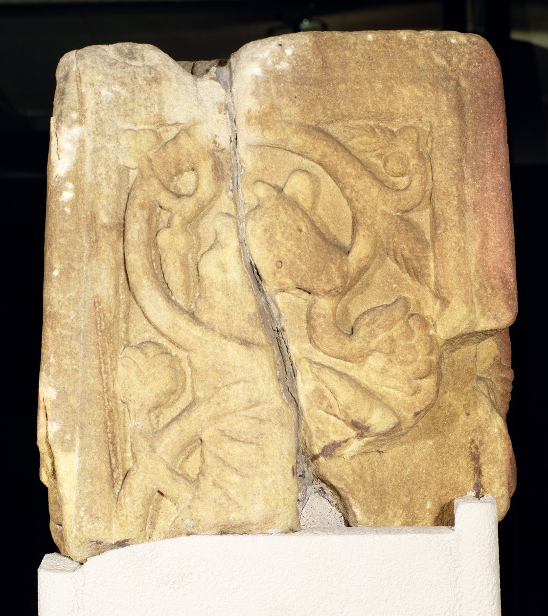 Rothbury Cross axelfragment, dekorerat med en bebodd rulle, 800-850 e.Kr. av Anglo Saxon