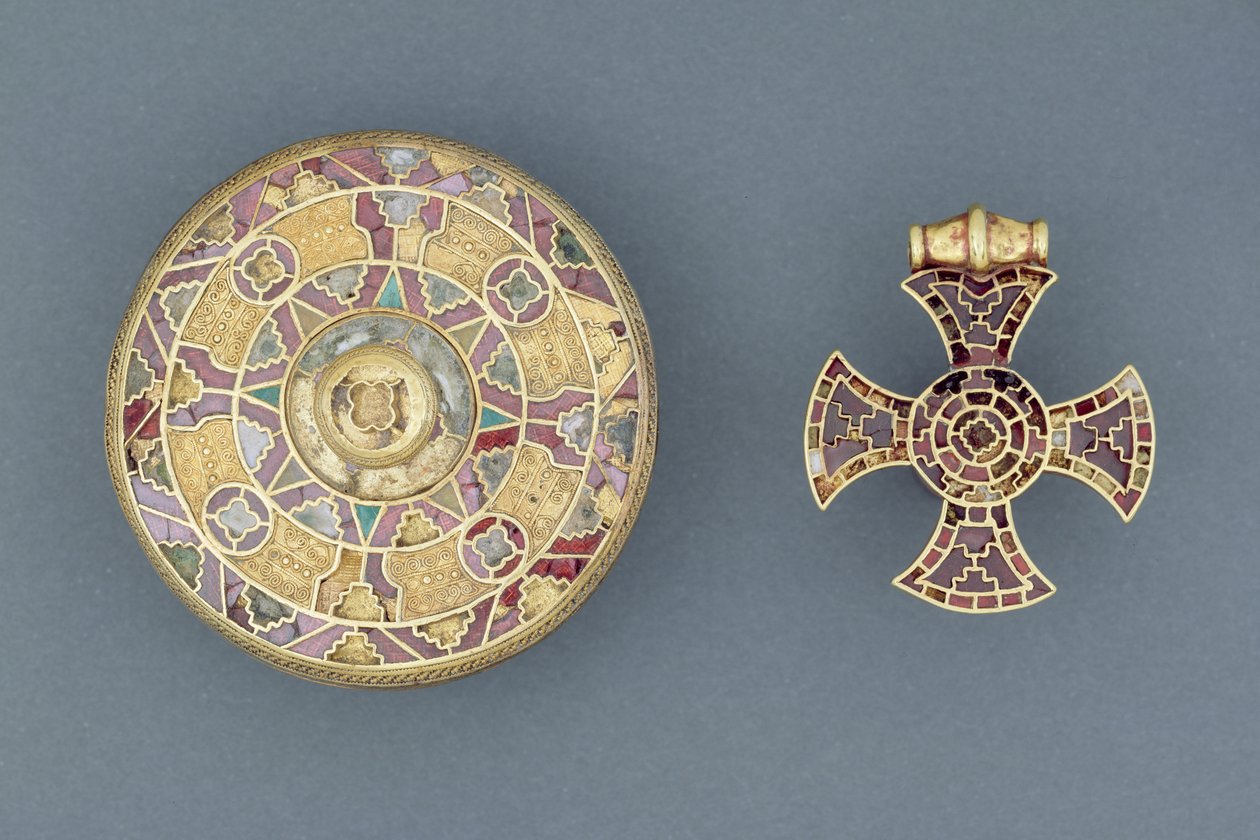 Smyckeshängande kors, från Ixworth, Suffolk; och skivbrosch med juveler, från Sarre, Kent, anglosaxiska (guld, silver, granater och skal) av Anglo Saxon