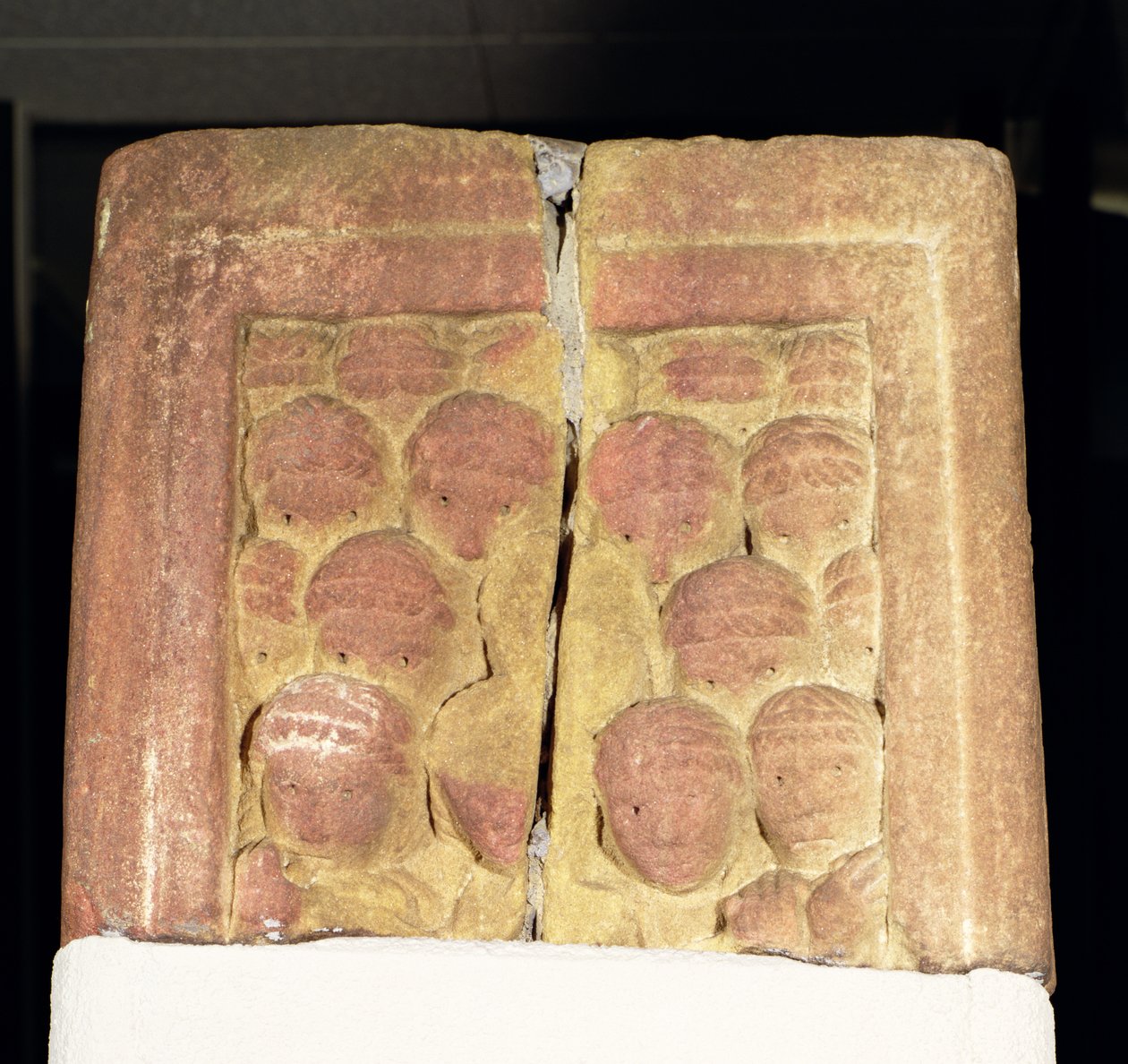 Rothbury Cross axelfragment som föreställer en folksamlingsscen, 800-850 e.Kr. av Anglo Saxon
