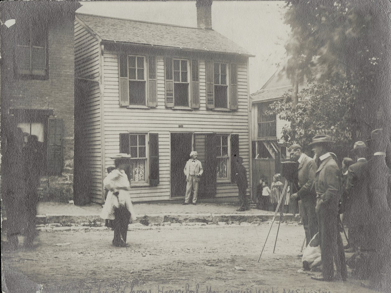Samuel Clemens (Mark Twain) in doorway of his Hannibal, Missouri home av Anna M. Schnitzlein