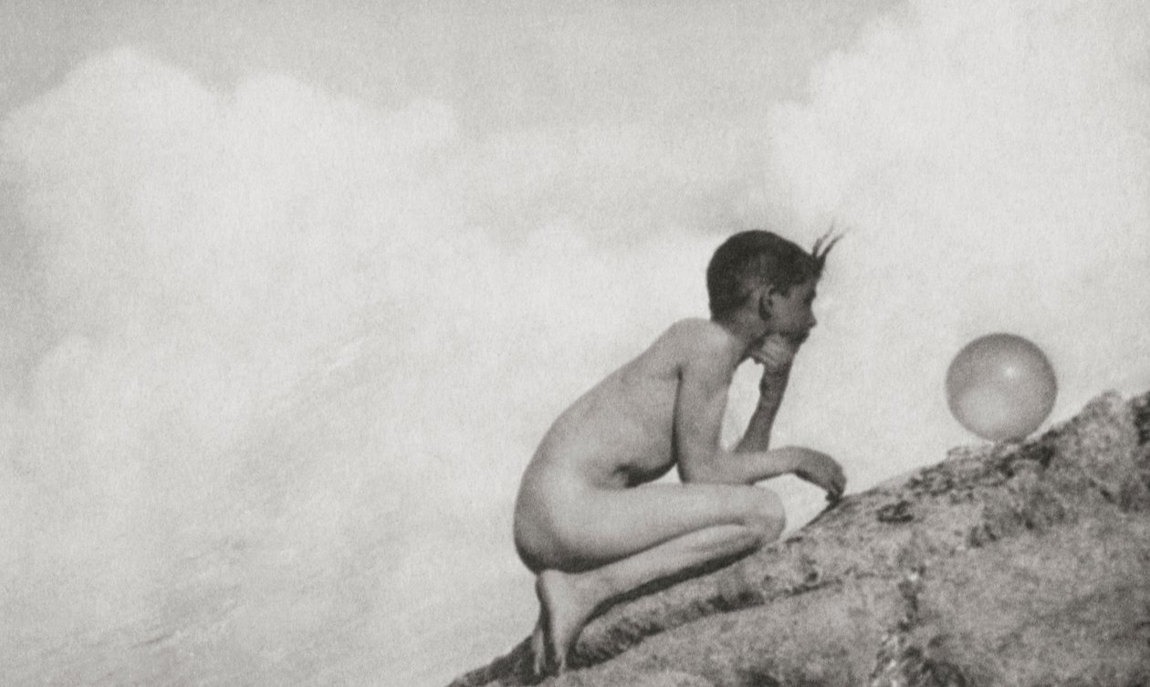 The Wonderful Globe (fotogravyr) av Anne W. Brigman
