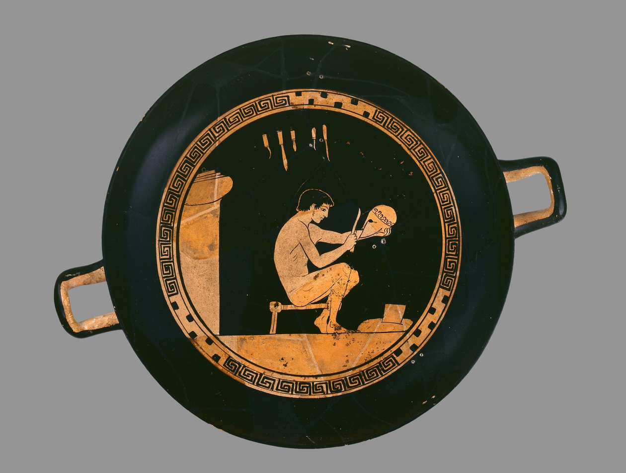 Attic bägare med röd figur föreställande en ung hjälmmakare, från Orvieto, c.480 f.Kr. (keramik) av Antiphon painter