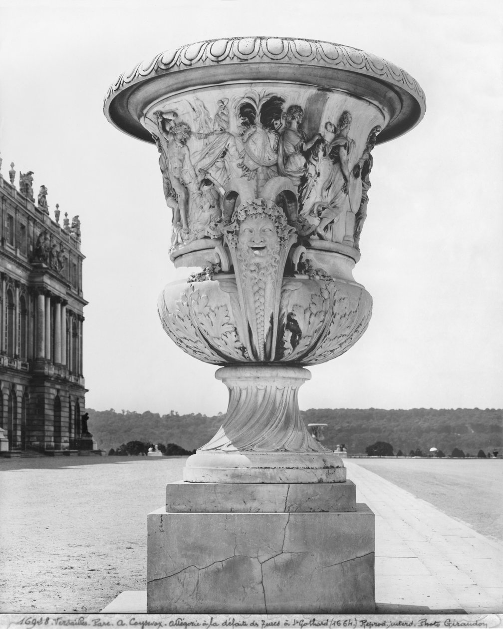 Monumental vas, allegori över turkarnas nederlag av kungens trupper 1664, 1684-85 (se även 346035, 346036) av Antoine Coysevox