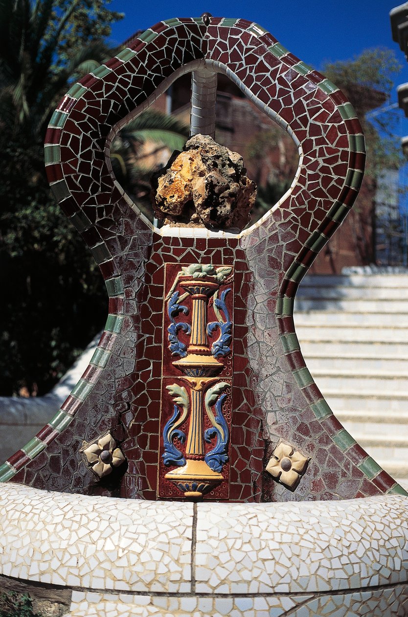 Kaklad fontän, Guell Park (1900-1914) av Antoni Gaudi