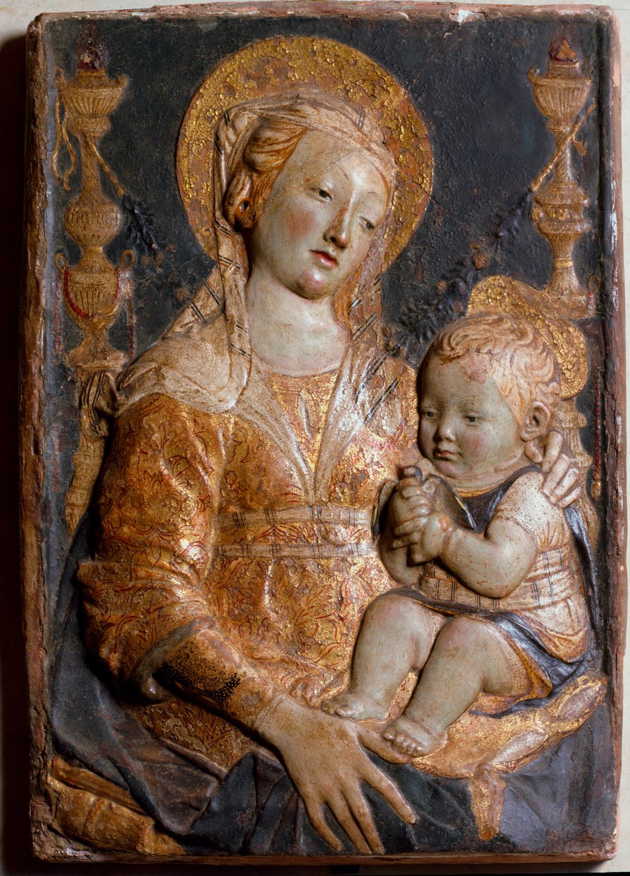 Jungfru och barn. Låg polykrom relief av Antonio Rossellino