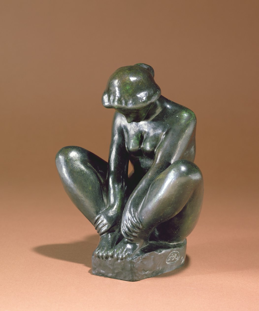 Girl Holding Both Feet, 1920 (brons) av Aristide Maillol