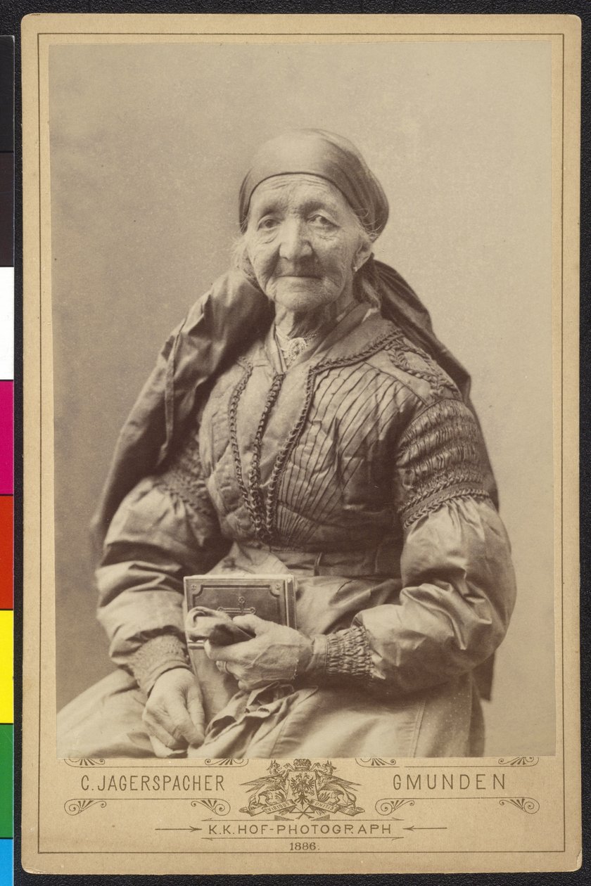 Gammal kvinna i livré - Oberösterreich av Artist Unknown