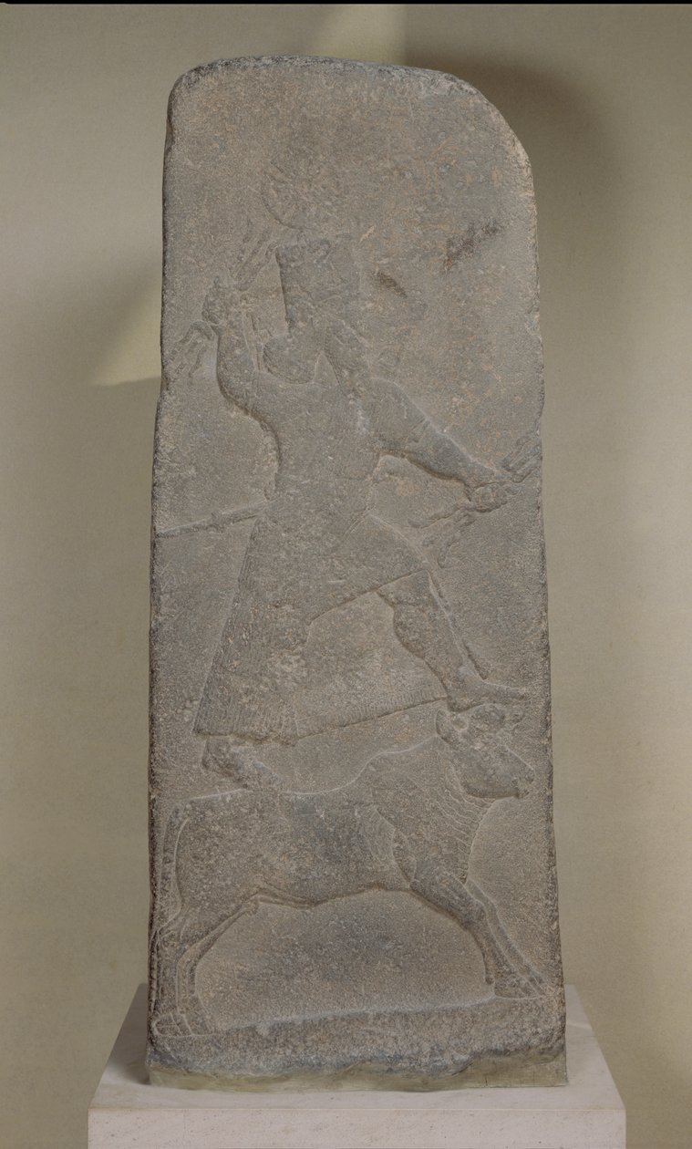 Stele som föreställer stormguden Adad som står på sin tjur och viftar med blixtar, från Ishtars tempel, Arslan Tash (Hadatu) 744-727 f.Kr. (basalt) av Assyrian