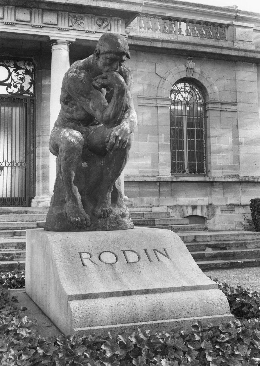 Staty av tänkaren på Auguste Rodins grav i parken Villa des Brillants (marmor) av Auguste Rodin