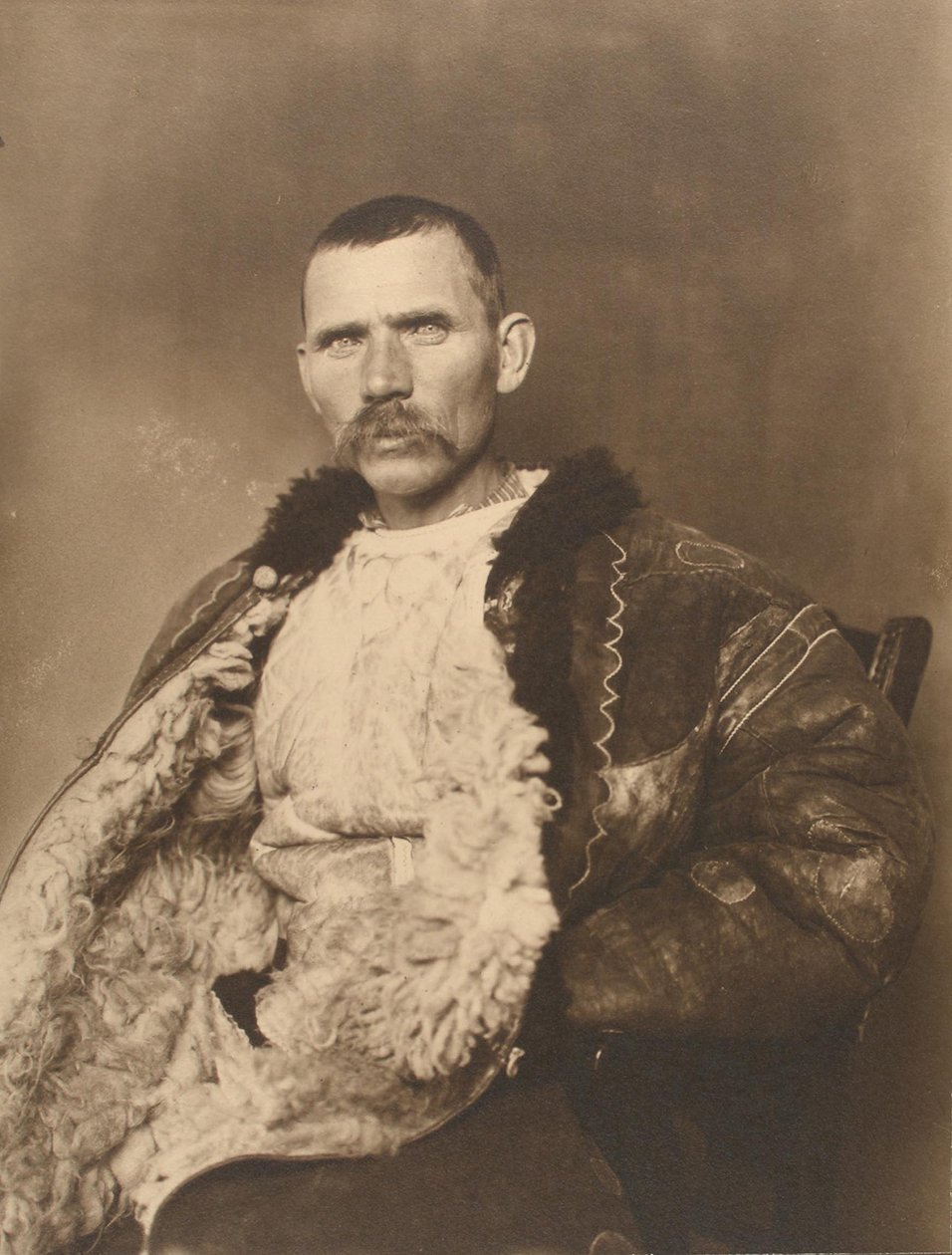 Rumänsk herde, ca 1910 av Augustus F. Sherman