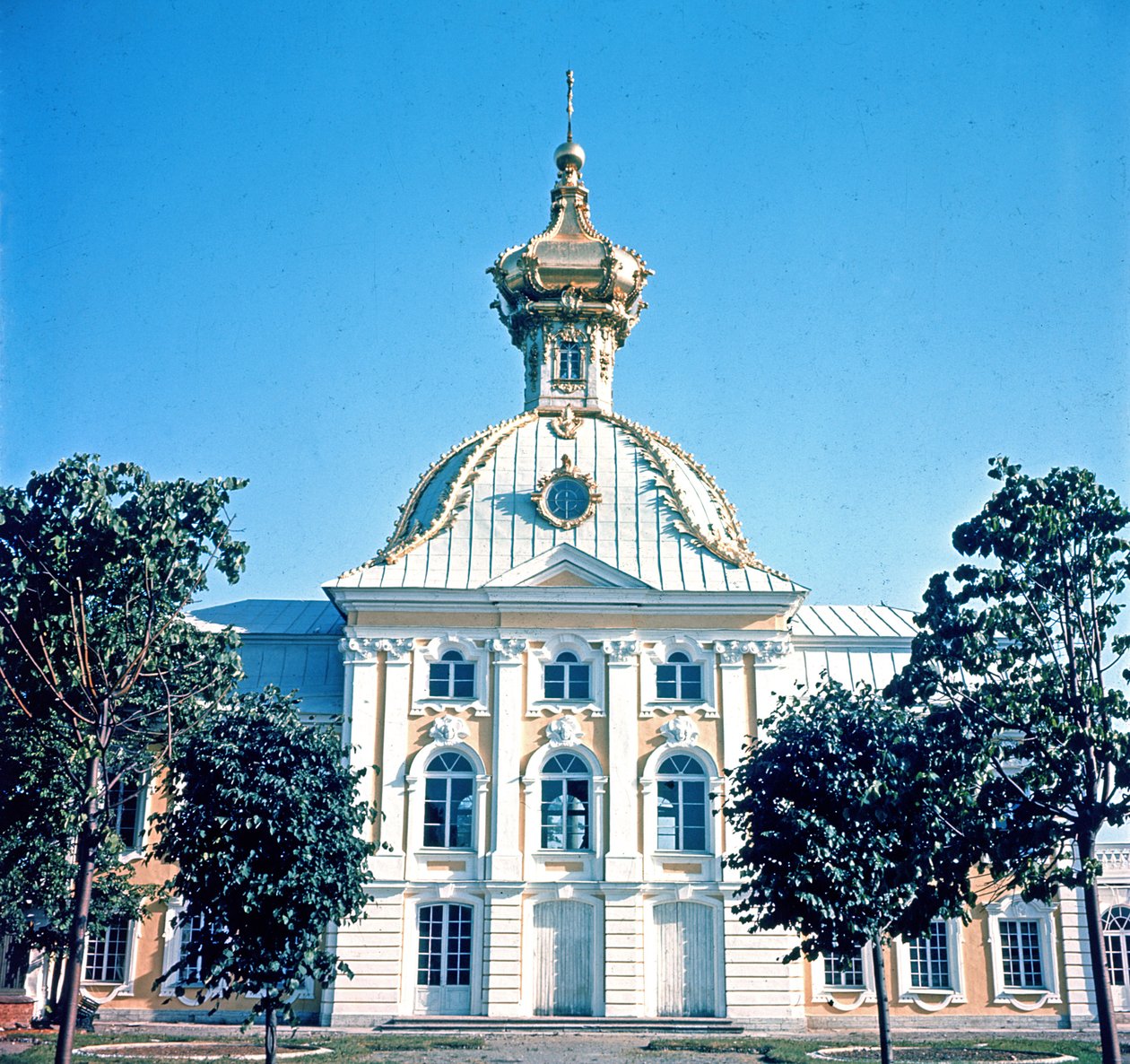 Utsikt över den norra paviljongen av Grand Summer Palace, byggd 1750 av Bartolomeo Franceso Rastrelli