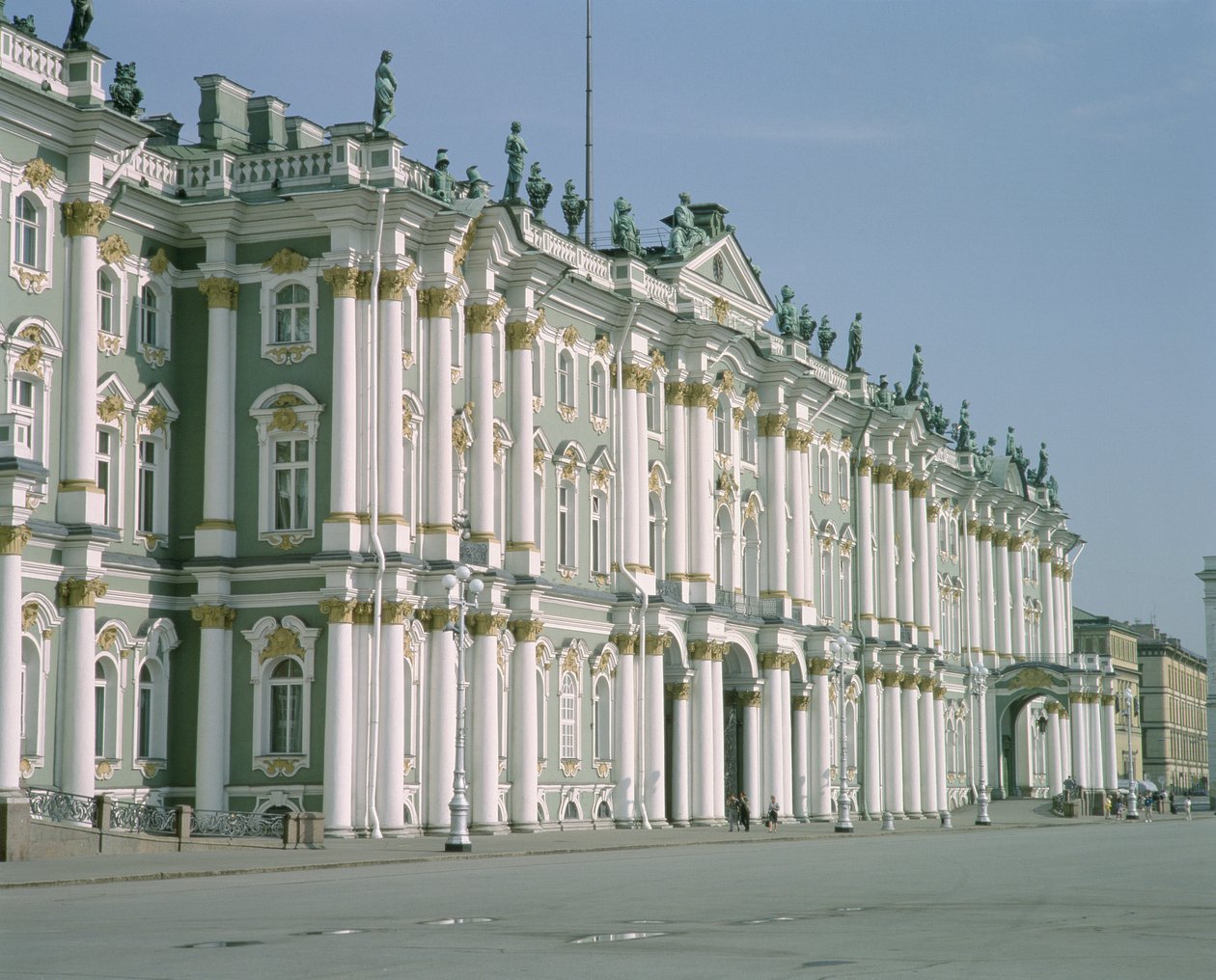 Vy över den södra fasaden från slottstorget, byggd 1753-62 av Bartolomeo Franceso Rastrelli