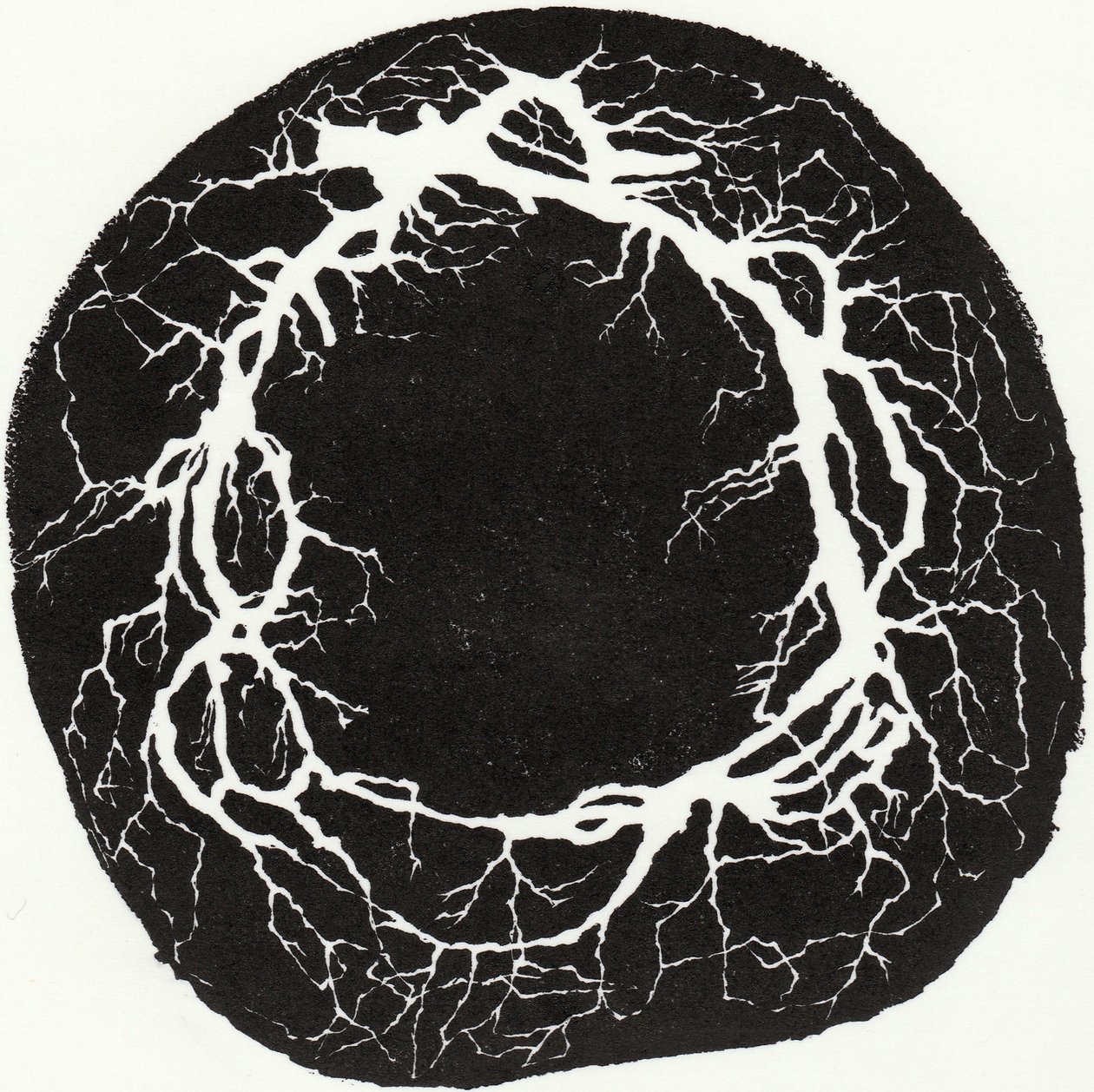 Root Wreath, 2019 (trägravyr på papper) av Bella Larsson
