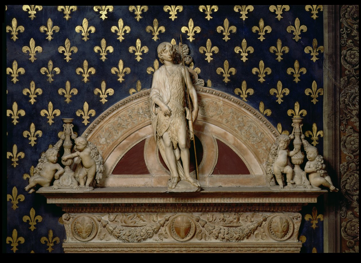 Johannes Döparen flankerad av två ljusstakar, från en dörrkarm i Sala dei Gigli, 1470 (marmor) (se även 82449) av Benedetto da Maiano
