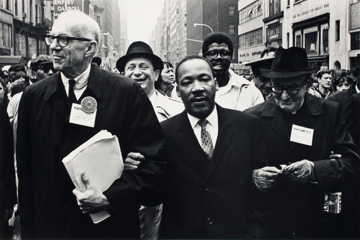 Dr Benjamin Spock, Dr King och Monsignor Rice i Pittsburgh marscherar i Solidaritetsdagsparaden av Benedict J. Fernandez