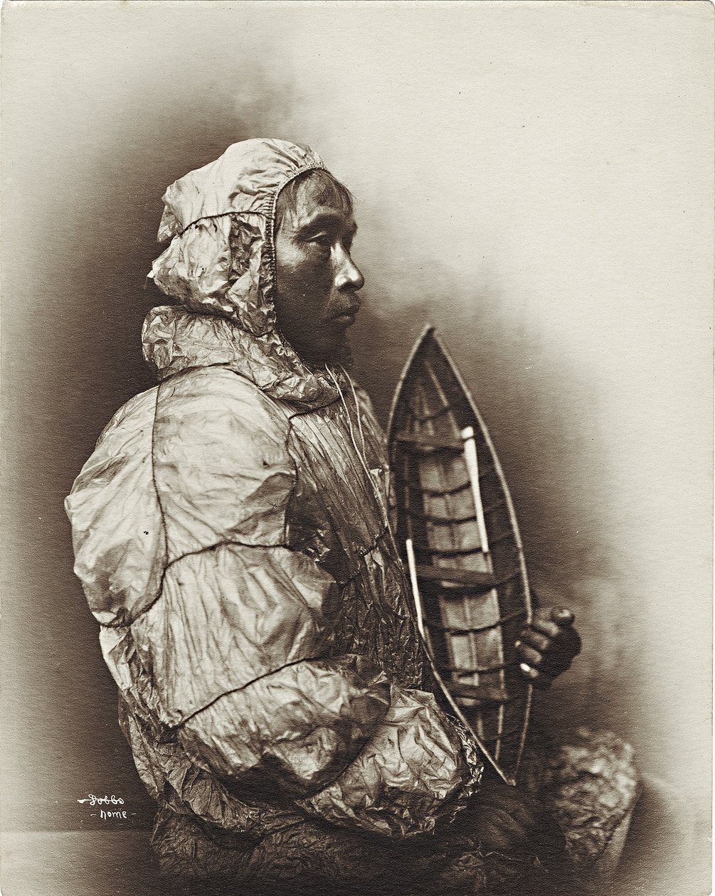 Man med modellen umiak, Alaska, ca 1906 av Beverly Bennett Dobbs