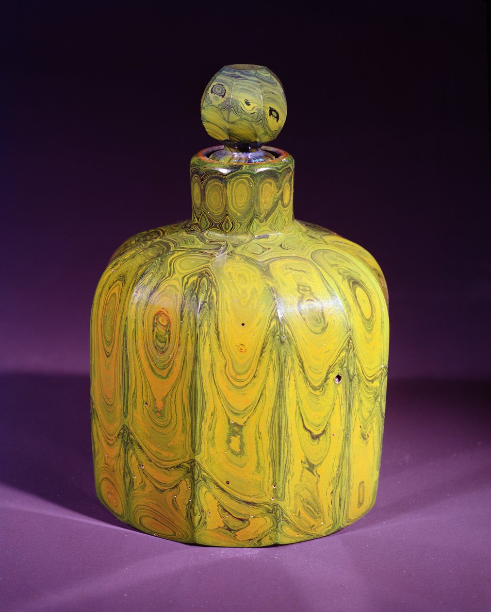 Lithyalin doftflaska och propp, ca 1830 (glas) av Bohemian School