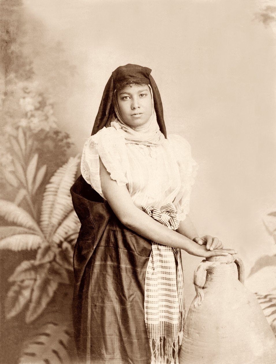 Flicka med vattenburk, c.1867-98 av Bonfils Studio