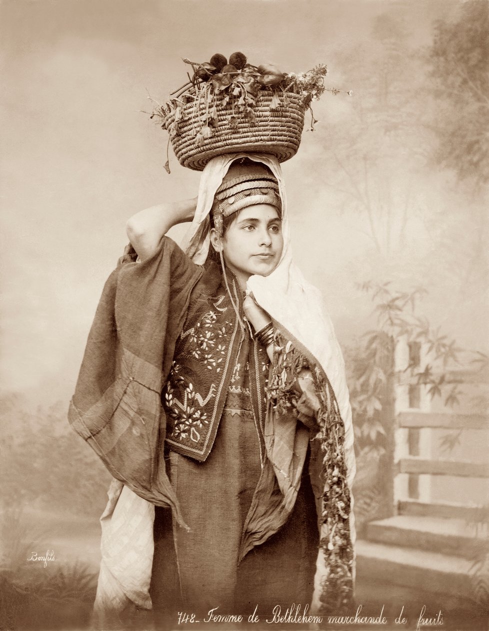 Kvinna med en fruktkorg på huvudet, ca 1867-98 av Bonfils Studio