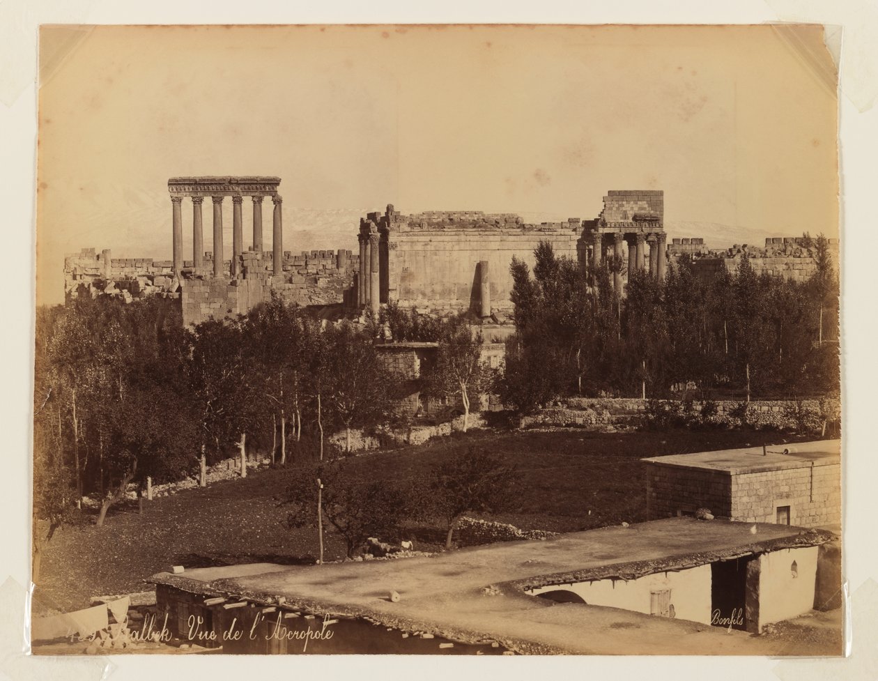 Balbek: Utsikt över Akropolis (albumintryck) av Bonfils Studio