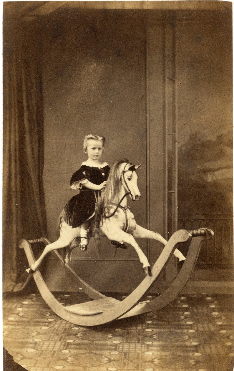 Ung flicka på en stor gunghäst, 1860-talet (albumenprint) av Brading and Cantelo