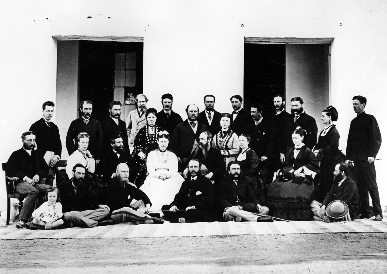 Grupp vid Nixons Oodeypore, ca 1871 av British Photographer