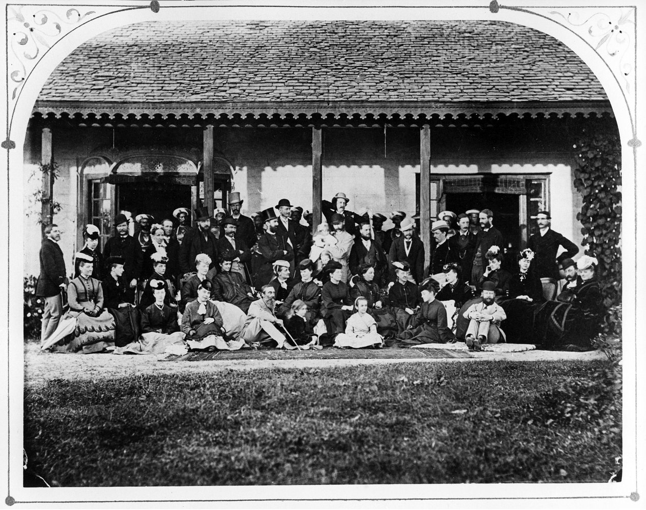 Grupp - Regeringshuset, ca 1871 av British Photographer
