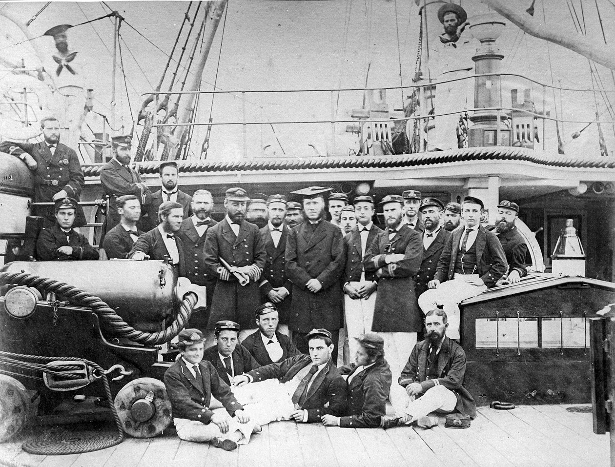 Officerare ombord på HMS Eclipse, ca 1888 av British Photographer