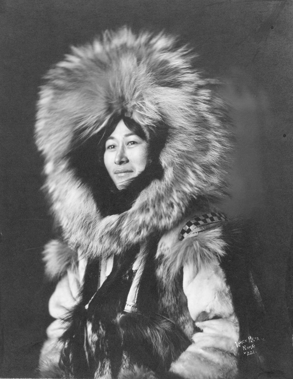 Eskimå kvinna poserar, ca 1915 (s/v foto) av Brothers Lomen