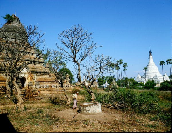 Pagoder vid Irrawaddyfloden (foto) av Burmese School