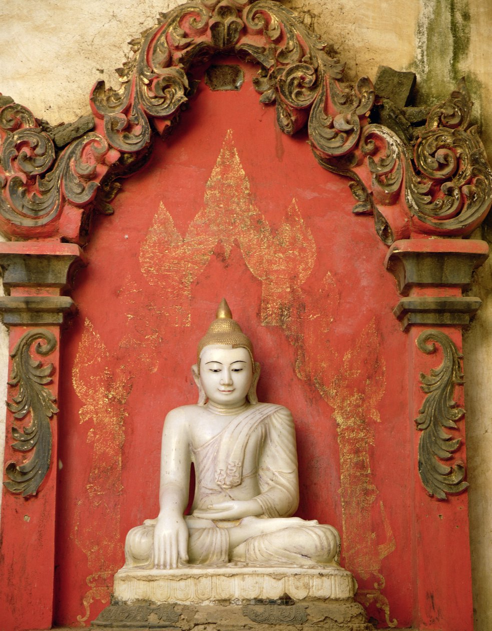 Sittande Buddha i meditation (alabaster) av Burmese School