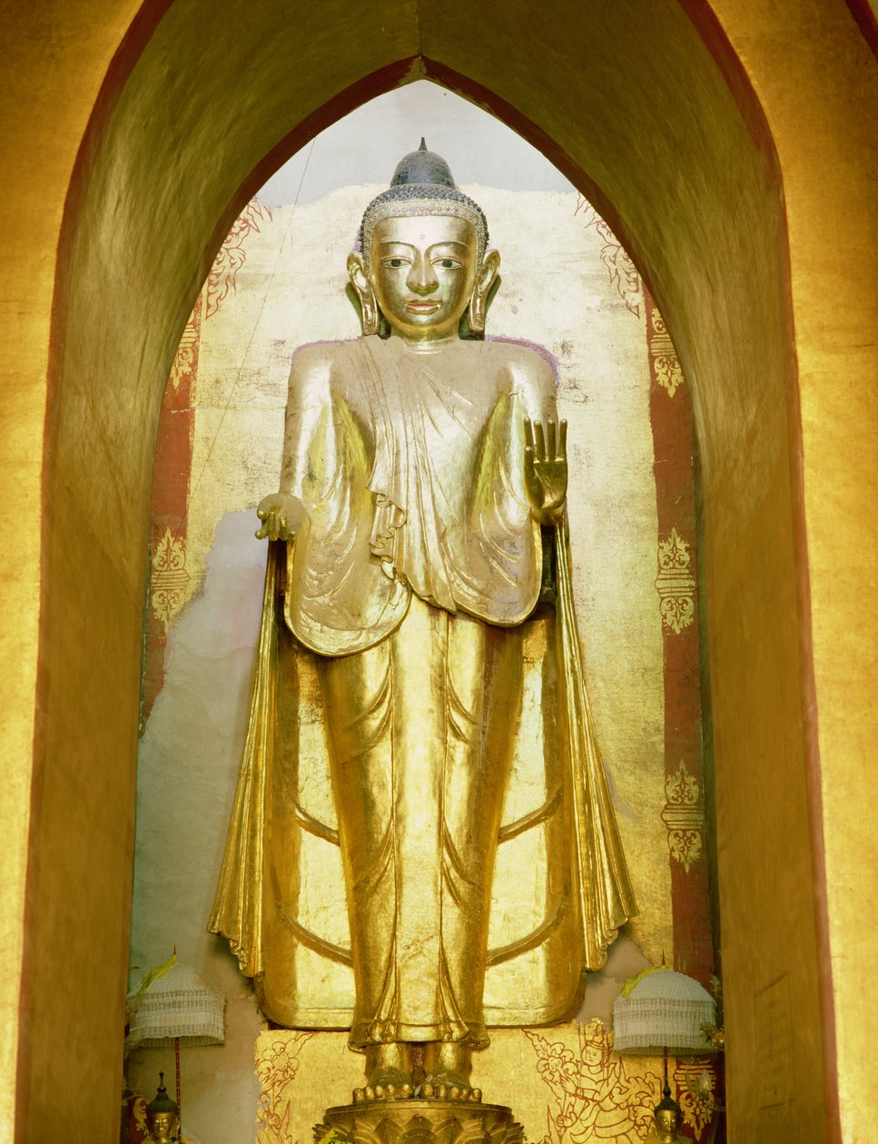 Stående Buddha (guld) av Burmese School