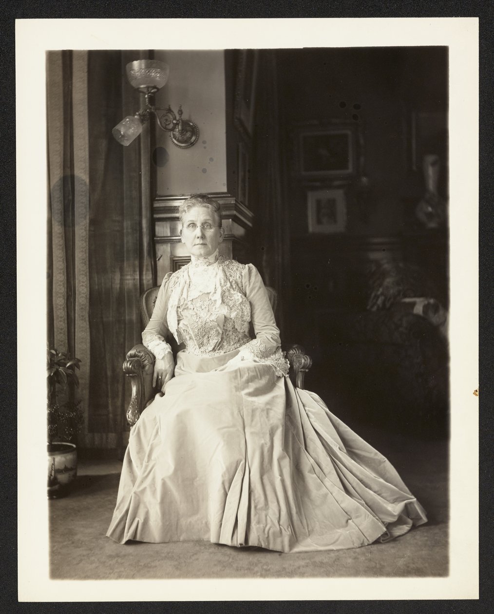Mrs John Arbuckle, ca 1900-10 av Burr William McIntosh