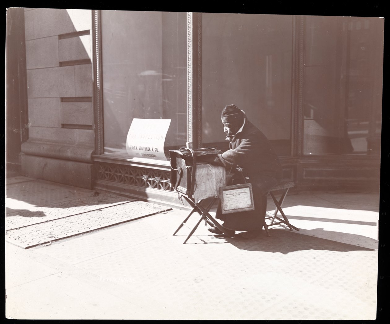 En blind gatumusiker, New York, 1898 (silvergelatintryck) av Byron Company