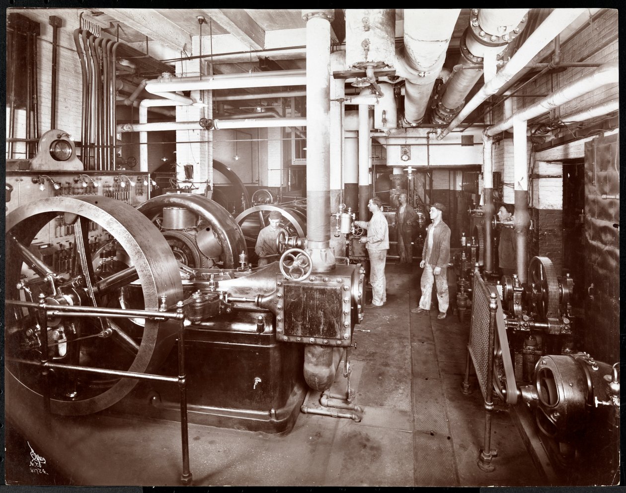 En tryckpress på McCall Publishing Co. i New York, 1913 (silvergelatintryck) av Byron Company