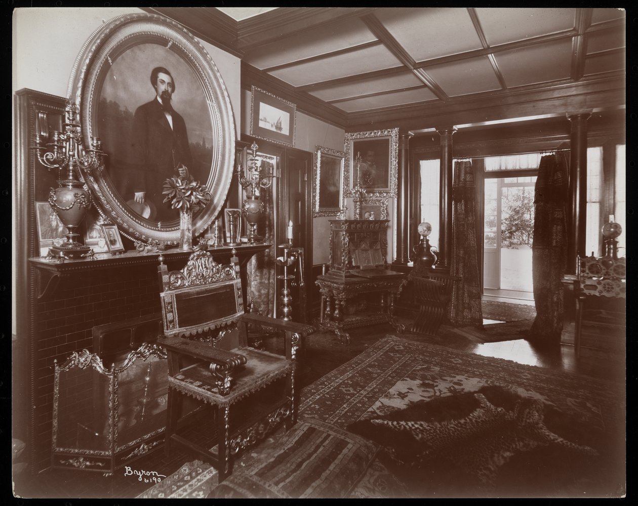 Ett rum på Westmoreland Davis residens i Tuxedo Park, New York, 1899 (silvergelatintryck) av Byron Company