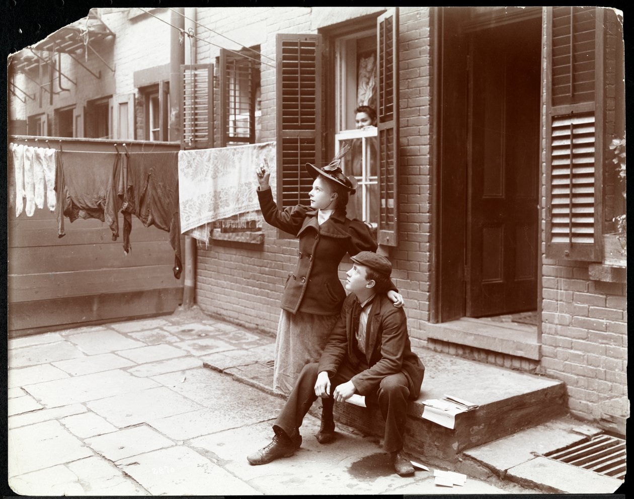 En ung man och kvinna poserade vid en tröskel, New York, 1896-98 (silvergelatintryck) av Byron Company