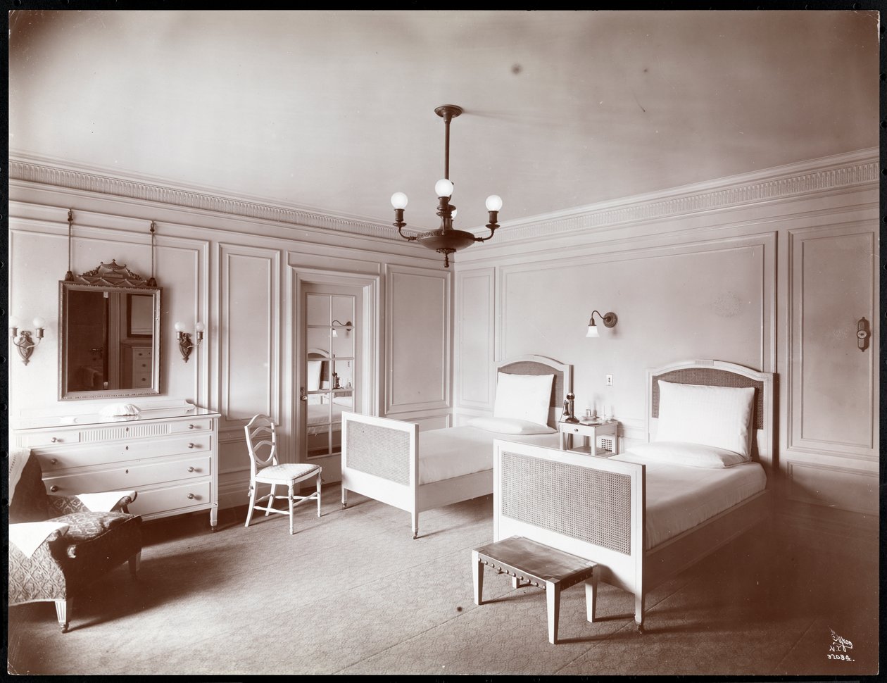 Sovrum på Copley Plaza hotel, Boston, ca 1912-15 (silvergelatintryck) av Byron Company